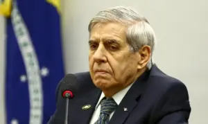 Moraes autoriza prisão domiciliar humanitária para Augusto Heleno por Alzheimer e idade avançada