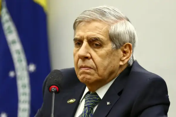Moraes autoriza prisão domiciliar humanitária para Augusto Heleno por Alzheimer e idade avançada Moraes autoriza prisão domiciliar humanitária para Augusto Heleno por Alzheimer e idade avançada