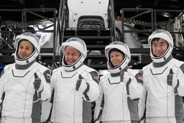 Evacuação médica inédita antecipa retorno de astronautas da ISS