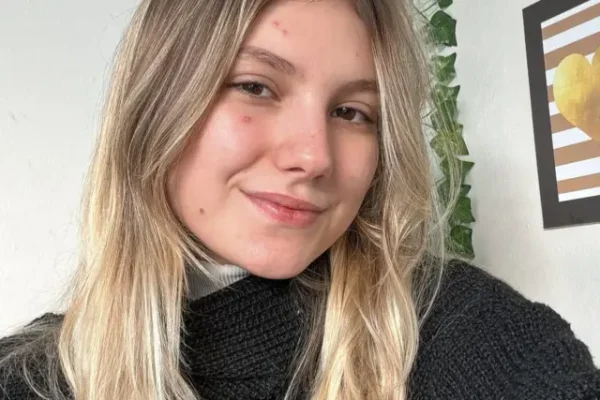 Influenciadora Isabel Veloso morre aos 19 anos após longa luta contra o câncer Influenciadora Isabel Veloso morre aos 19 anos após longa luta contra o câncer