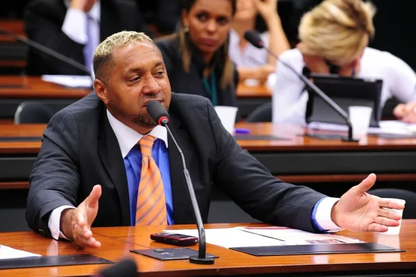 Eleitos pelo voto popular, mas ausentes da tribuna, o fenômeno dos vereadores que não falam