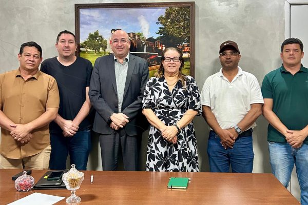 Presidente da Câmara de Porto Velho, Gedeão Negreiros, recebe comitiva de vereadores de Vilhena para fortalecer parcerias