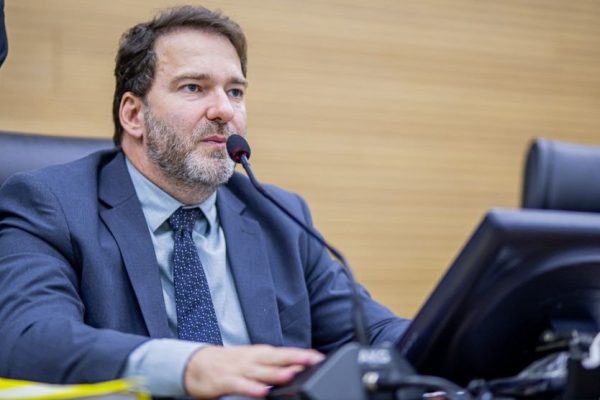 É fake news que Alex Redano responde ação do MP sobre associação; decisão judicial inocentou deputado