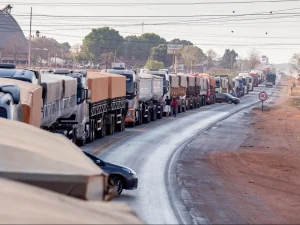 Caminhoneiros adiam paralisação e esperam nova rodada de conversa com o governo