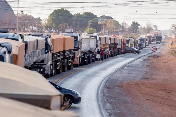 Caminhoneiros adiam paralisação e esperam nova rodada de conversa com o governo