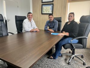 Cleiton Roque, chefe de gabinete do deputado Laerte Gomes, recebe vereador Igor para tratar de demandas de Costa Marques