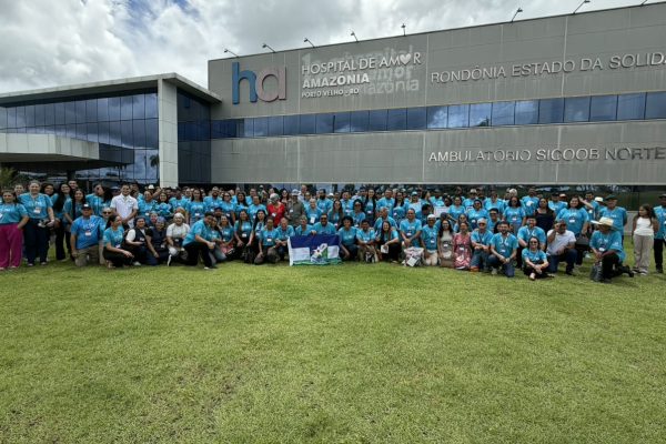 Sílvia Cristina recebe certificado por sua atuação como coordenadora de leilão do Hospital de Amor Sílvia Cristina recebe certificado por sua atuação como coordenadora de leilão do Hospital de Amor