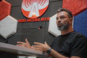 www.deixaeutefalar.com.br Pré-candidato ao Senado, Bruno Bolsonaro Scheid afirma que prioridade é a população e não adversários