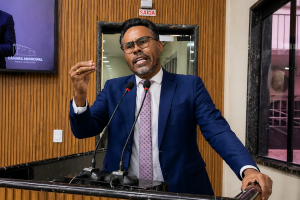 www.deixaeutefalar.com.br Vereador Devanildo Santana relata agressão durante pronunciamento na tribuna da Câmara Municipal