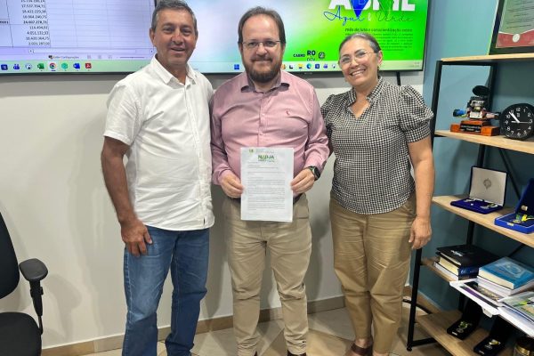 Deputado Laerte Gomes e vereadora Nadja Lagares levam demanda sobre abastecimento de água em Espigão do Oeste à Caerd
