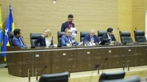 Falhas na emissão de identidade geram críticas na Assembleia e afetam moradores de Rondônia Falhas na emissão de identidade geram críticas na Assembleia e afetam moradores de Rondônia