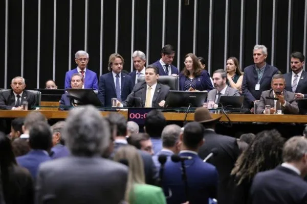 Congresso derruba veto e muda cálculo de pena que pode reduzir tempo de progressão de Bolsonaro Congresso derruba veto e muda cálculo de pena que pode reduzir tempo de progressão de Bolsonaro
