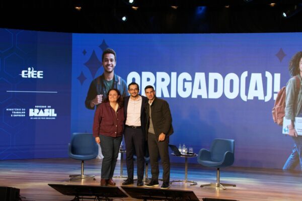 Mais jovens trabalham com carteira assinada, mas poucos conseguem segurar o primeiro emprego no Brasil Mais jovens trabalham com carteira assinada, mas poucos conseguem segurar o primeiro emprego no Brasil