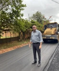 Trabalho Concluído: Gedeão Negreiros fiscaliza aplicação de asfalto após pedido atendido