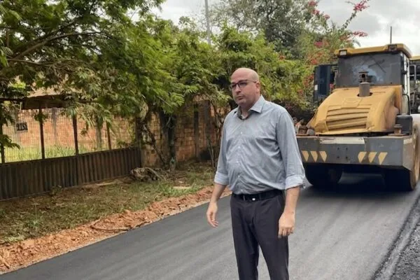 Trabalho Concluído: Gedeão Negreiros fiscaliza aplicação de asfalto após pedido atendido Trabalho Concluído: Gedeão Negreiros fiscaliza aplicação de asfalto após pedido atendido