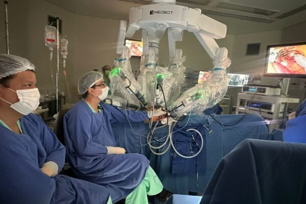 Laerte Gomes viabiliza cirurgia robótica histórica no Hospital de Amor Laerte Gomes viabiliza cirurgia robótica histórica no Hospital de Amor