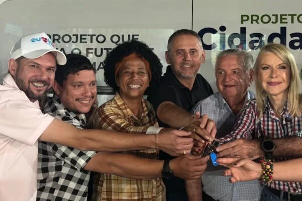 Sílvia Cristina assegura van para o transporte de pacientes no Hospital de Amor em Ji-Paraná Sílvia Cristina assegura van para o transporte de pacientes no Hospital de Amor em Ji-Paraná