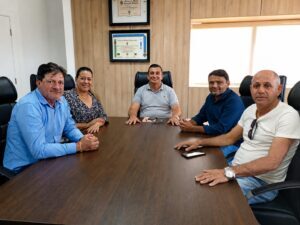 Gabinete do deputado Laerte Gomes recebe representantes do município de Urupá para reunião institucional