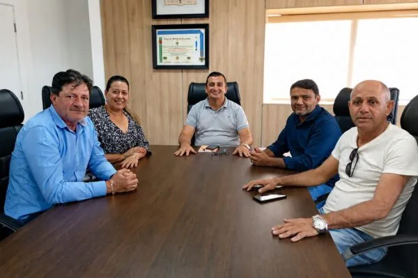 Gabinete do deputado Laerte Gomes recebe representantes do município de Urupá para reunião institucional