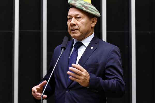 TCU recebe documentos da Câmara sobre suspeita de nepotismo no gabinete de deputado de Rondônia TCU recebe documentos da Câmara sobre suspeita de nepotismo no gabinete de deputado de Rondônia
