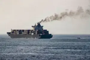Nova rodada de ataques dos Estados Unidos atinge áreas próximas ao Estreito de Ormuz
