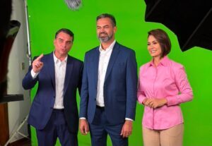 www.deixaeutefalar.com.br Michelle Bolsonaro reforça apoio a Bruno Bolsonaro Scheid e gesto amplia projeção política do candidato em Brasília