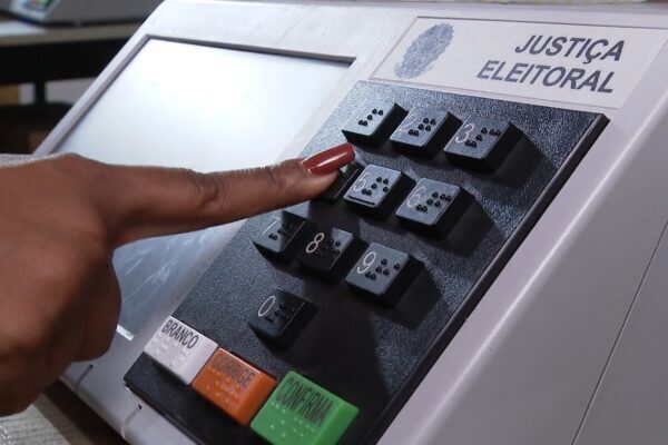 Candidatos ao governo do DF prometem novos hospitais e fim das filas