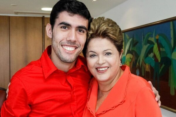 Campanha de Flávio culpa ‘Dilma Bolada’ por boato sobre padroeira