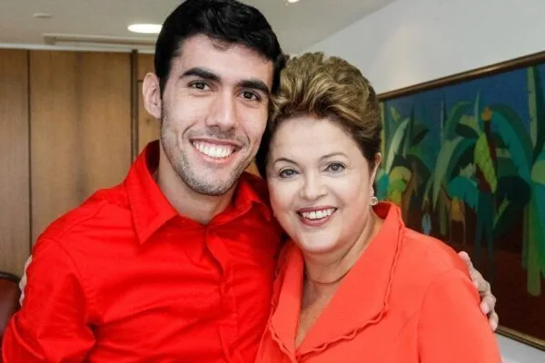 Campanha de Flávio culpa 'Dilma Bolada' por boato sobre padroeira Campanha de Flávio culpa 'Dilma Bolada' por boato sobre padroeira