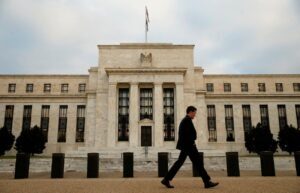 Fed eleva juros nos EUA enquanto Brasil corta Selic; veja o que muda para os…