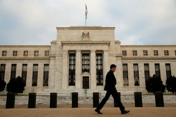 Fed eleva juros nos EUA enquanto Brasil corta Selic; veja o que muda para os…