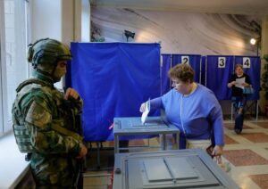 Ucranianos votam sob guarda de militares russos armados