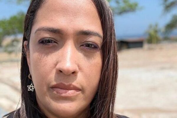 Professora chora 200 alunos mortos em terremoto na Venezuela Professora chora 200 alunos mortos em terremoto na Venezuela