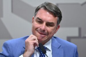 www.deixaeutefalar.com.br Flávio Bolsonaro tem vínculos com alvo da PF no escândalo do INSS