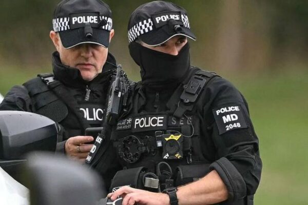 Polícia britânica prende cinco suspeitos de planejar ataque terrorista