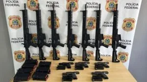 PF apreende fuzis em operação contra fraudes em registro de armas no RJ PF apreende fuzis em operação contra fraudes em registro de armas no RJ