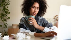 Metade dos britânicos trabalha mesmo doente, aponta estudo