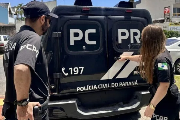 Casal é preso por dar vinho e maconha a criança de 2 anos no PR Casal é preso por dar vinho e maconha a criança de 2 anos no PR