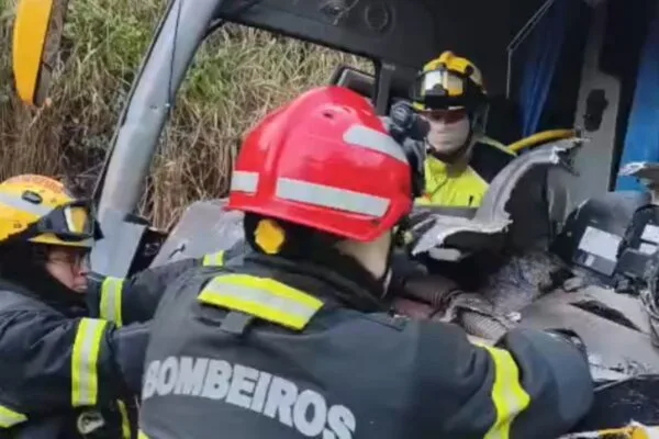 Ônibus e caminhão colidem na BR-174 e deixam quatro feridos Ônibus e caminhão colidem na BR-174 e deixam quatro feridos