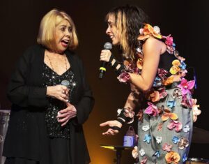 Anastácia participa de show de Juliana Linhares em Niterói