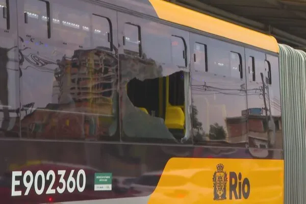 Passageiro morre baleado dentro de ônibus do BRT em Jacarepaguá