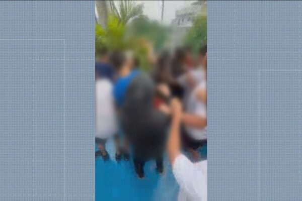 Professor é agredido por alunos em jogo de futebol no Rio