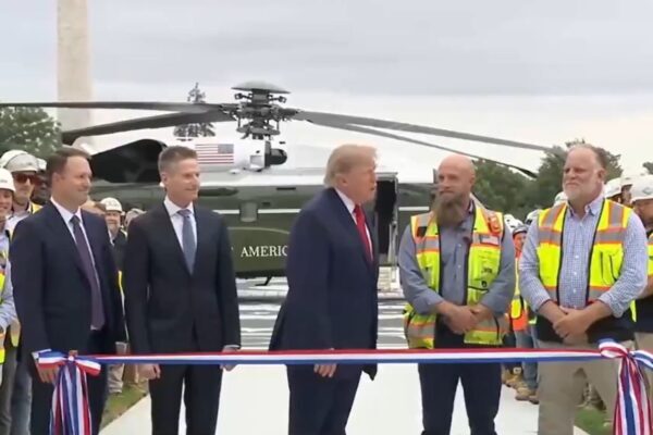 Trump discursa sem microfone após boicote de emissoras dos EUA