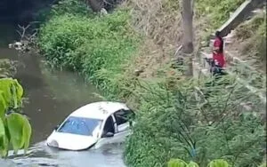 Motorista de aplicativo cai com carro em igarapé de Manaus Motorista de aplicativo cai com carro em igarapé de Manaus