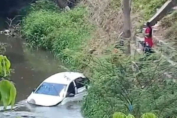 Motorista de aplicativo cai com carro em igarapé de Manaus