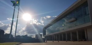 www.deixaeutefalar.com.br Candidatos ao governo do Paraná fazem carreatas e reuniões