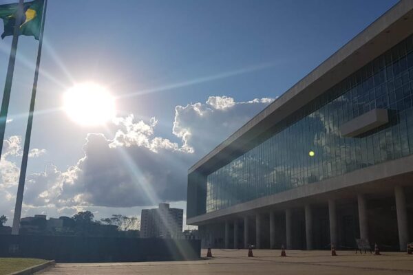 Candidatos ao governo do Paraná fazem carreatas e reuniões