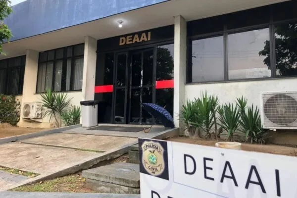 Adolescente de 15 anos esfaqueia mulher no Novo Israel, em Manaus Adolescente de 15 anos esfaqueia mulher no Novo Israel, em Manaus