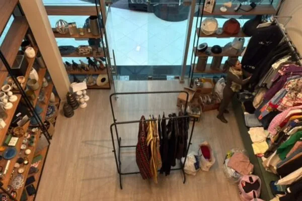 Bazar beneficente em Curitiba apoia reurbanização de comunidade