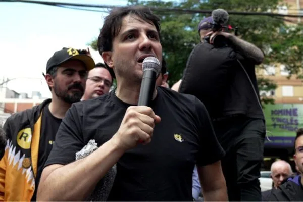 Renan Santos critica shows com cachês milionários e defende exportação do… Renan Santos critica shows com cachês milionários e defende exportação do…